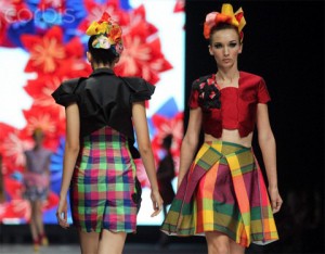 Motivi Batik Tradizionali per l'abbigliamento quotidiani di Lenny Augustin