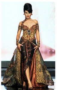 La tradizionale Kebaya indonesiana rivistata per un'abito serale di Annie Avantie